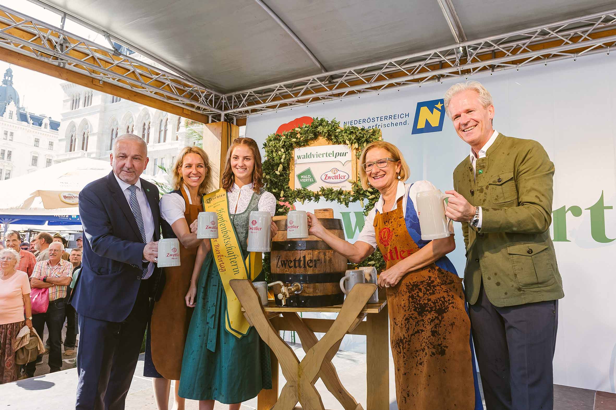 Auf das Waldviertel! Mit dem traditionellen Zwettler Bieranstich wurden die drei Tage waldvier-telpur offiziell eröffnet! v.l.n.r. Fritz Weber, Aufsichtsratsvorsitzender Waldviertel Tourismus; Kristiane Spiegl, Geschäfts-führerin Waldviertel Tourismus; Bi